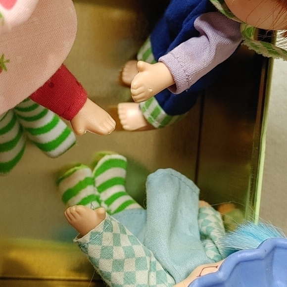 original Strawberry Shortcake Set with Vintage Tin and Giant Strawberry! - Picture 12 of 16